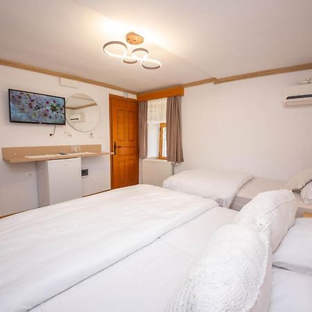 Bed And Breakfast Kotoni Gjirokastër Esterno foto